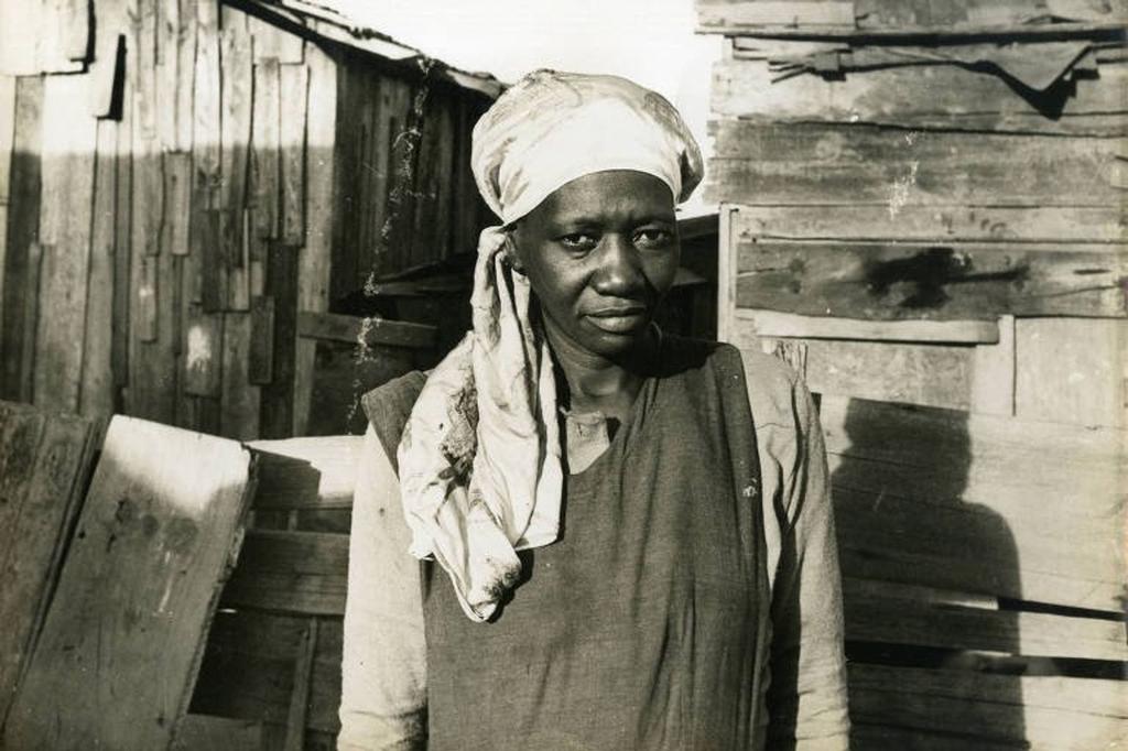 IMPORTANTE! 🚨 São Paulo não pode JAMAIS esquecer desse relato de Quarto de Despejo:

"Eu classifico São Paulo assim: O Palácio é a sala de visita. A Prefeitura é a sala de jantar e a cidade é o jardim. E a favela é o quintal onde jogam os lixos."

Carolina Maria de Jesus