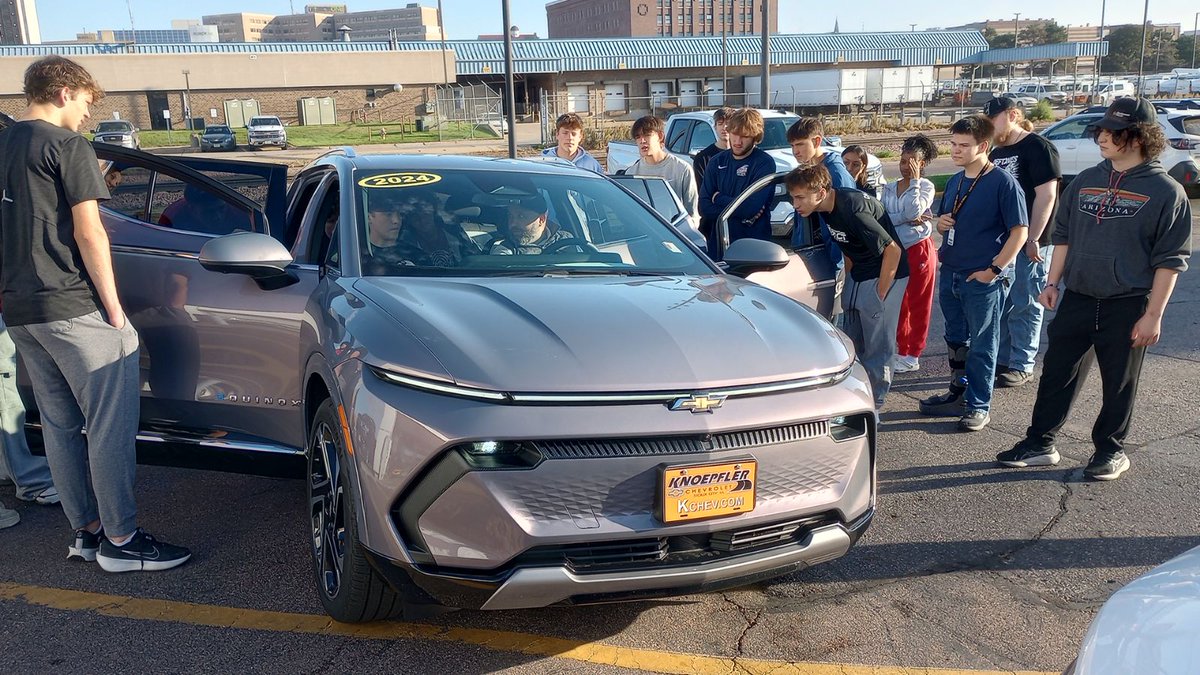 SiouxCityCSD's tweet photo. We'd like to shout out our amazing community partners for always offering support to our Career Academy students! In the last two week, our partners at MercyOne and Knoepfler Chevrolet stepped in to lead lessons with different groups of students. https://t.co/nC6K3fglPB