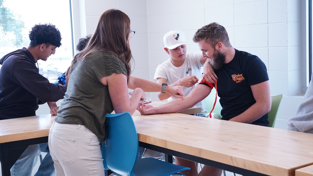 SiouxCityCSD's tweet photo. We'd like to shout out our amazing community partners for always offering support to our Career Academy students! In the last two week, our partners at MercyOne and Knoepfler Chevrolet stepped in to lead lessons with different groups of students. https://t.co/nC6K3fglPB