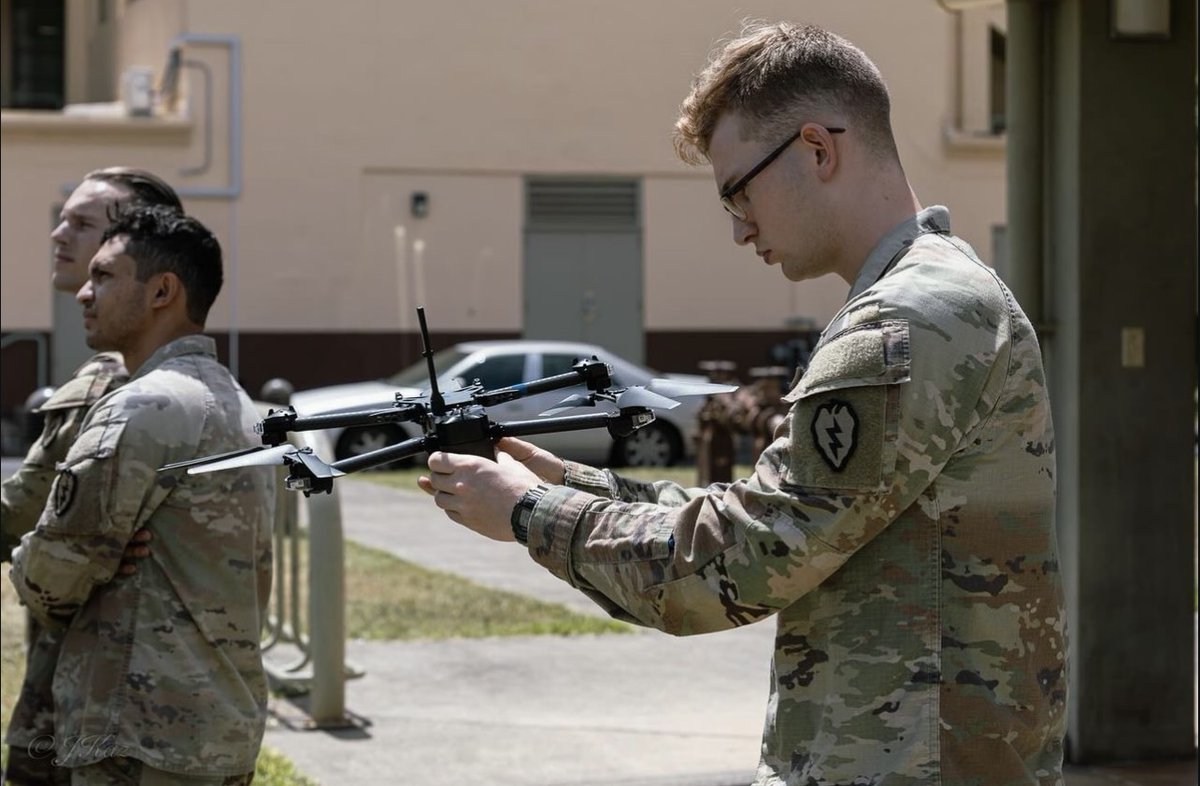25thID's tweet image. ⚡ Eyes In The Sky ⚡ 

#LightningSupport Soldiers are becoming #BrilliantInTheBasics of Small Unmanned Aircraft Systems, used to help with reconnaissance, communication and lethality in the jungle. 

#TropicLightning | #Readiness | #Lethality | #FreeAndOpenIndoPacific | #JPMRC