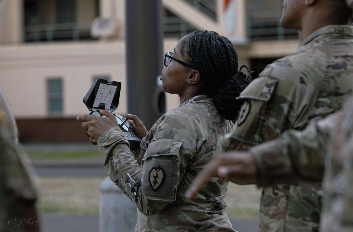 25thID's tweet image. ⚡ Eyes In The Sky ⚡ 

#LightningSupport Soldiers are becoming #BrilliantInTheBasics of Small Unmanned Aircraft Systems, used to help with reconnaissance, communication and lethality in the jungle. 

#TropicLightning | #Readiness | #Lethality | #FreeAndOpenIndoPacific | #JPMRC