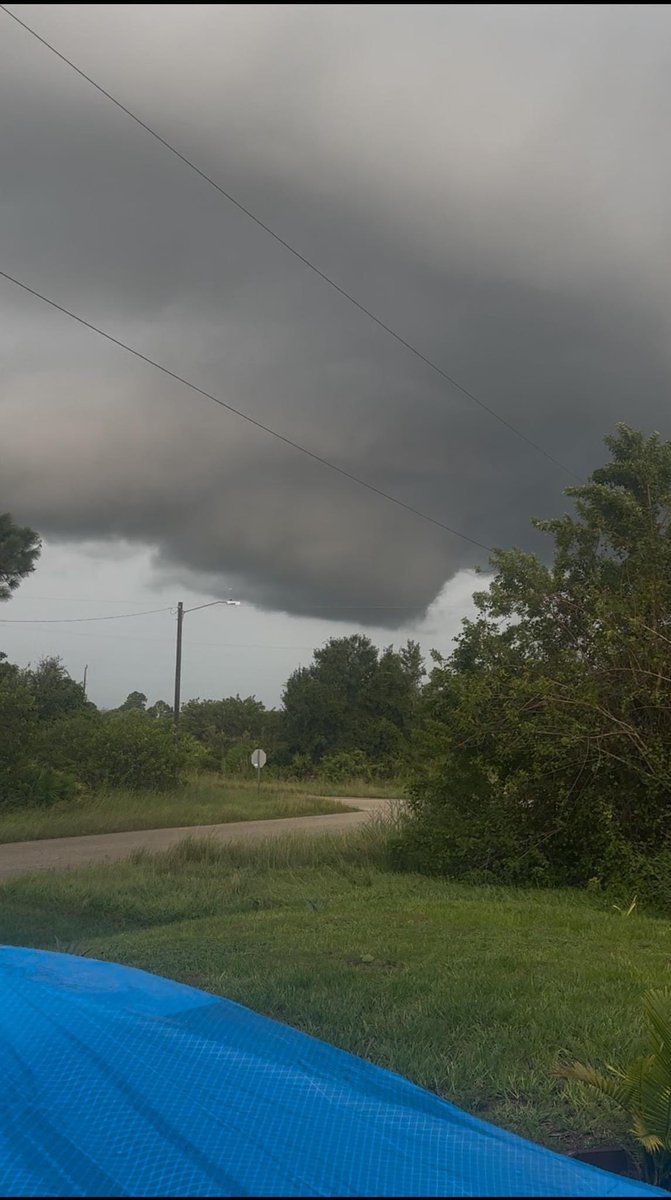 hansrajmeena756's tweet photo. Florida was just hit by a #Tornado caused by #hurricanemilton2024, from Tampa to Sarasota to Fort Myers, please pray for Florida wherever you are🙏 

#Milton #Milton2024 #hurricanemilton2024 #HurricanMilton #HurricaneMilton Category 5

Pray For #Florida🇺🇸 #HurricaneMilton https://t.co/TZ1ykVx6Ye
