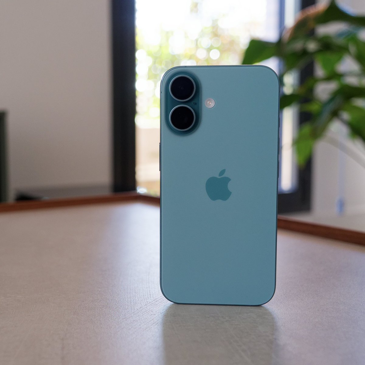 📱 iPhone 16:
🔝 Ventajas: Potente chip A18, mejor cámara, botón de acción, +2h de batería.
⚠️ Desventajas: Botón de cámara confuso, sin ProMotion, menos accesorios.
📺 Los detalles en: 
youtu.be/P4sZvFmMutQ

#iPhone16 #Apple #Tech #Review #Gadgets