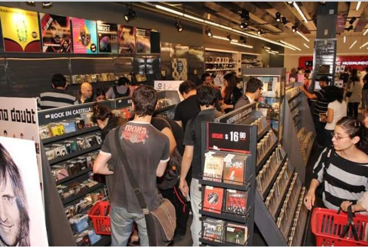 90Nostalgico's tweet photo. Como olvidarse cuando en los Musimundo tenían maquinas reproductores de CDs y podías escuchar los estrenos de los discos con 🎧. Era una novedad para la época la verdad!!! https://t.co/ktCfouu9f6