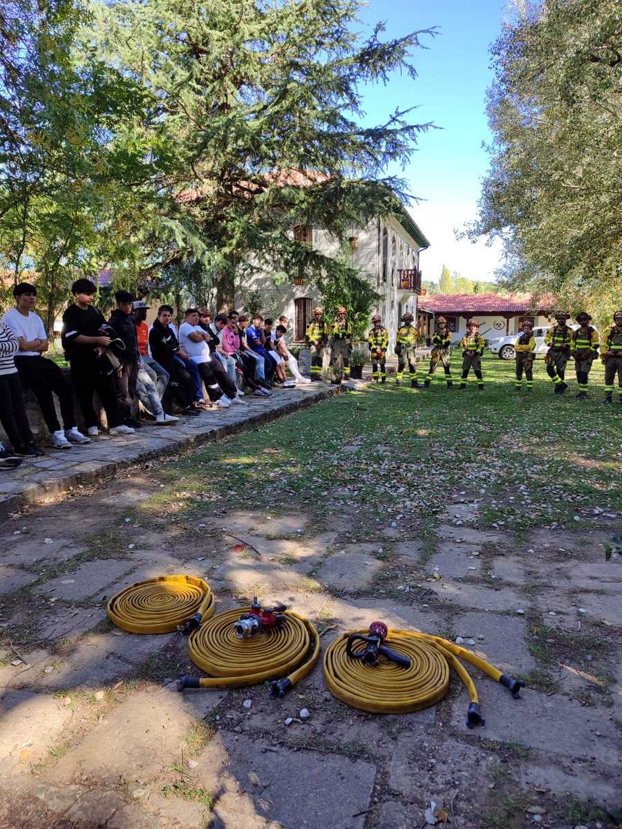briflubia's tweet photo. Entre tod@s l@s #bomberosforestales y #capataces de la brigada les preparamos varias estaciones para explicarles nuestras diferentes épocas de trabajo, herramientas, técnicas y EPIs: #extinciónincendiosforestales #prevención #blp #quemasprescritas #Rx #gestiónsilvícola https://t.co/spHCyiN0vV