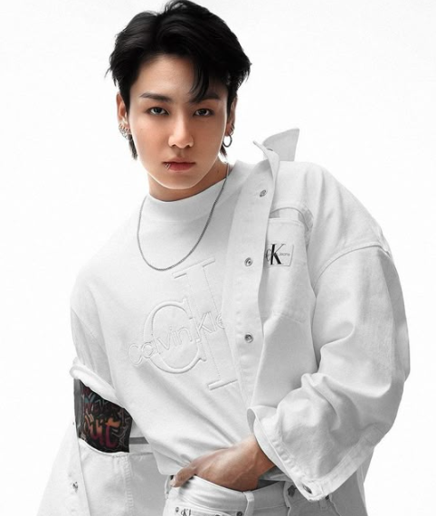 AboutMusicYT's tweet photo. Jimin and Jungkook are the only kpop soloists to reach #1 on Billboard HOT 100. https://t.co/SVPjdu1QGs