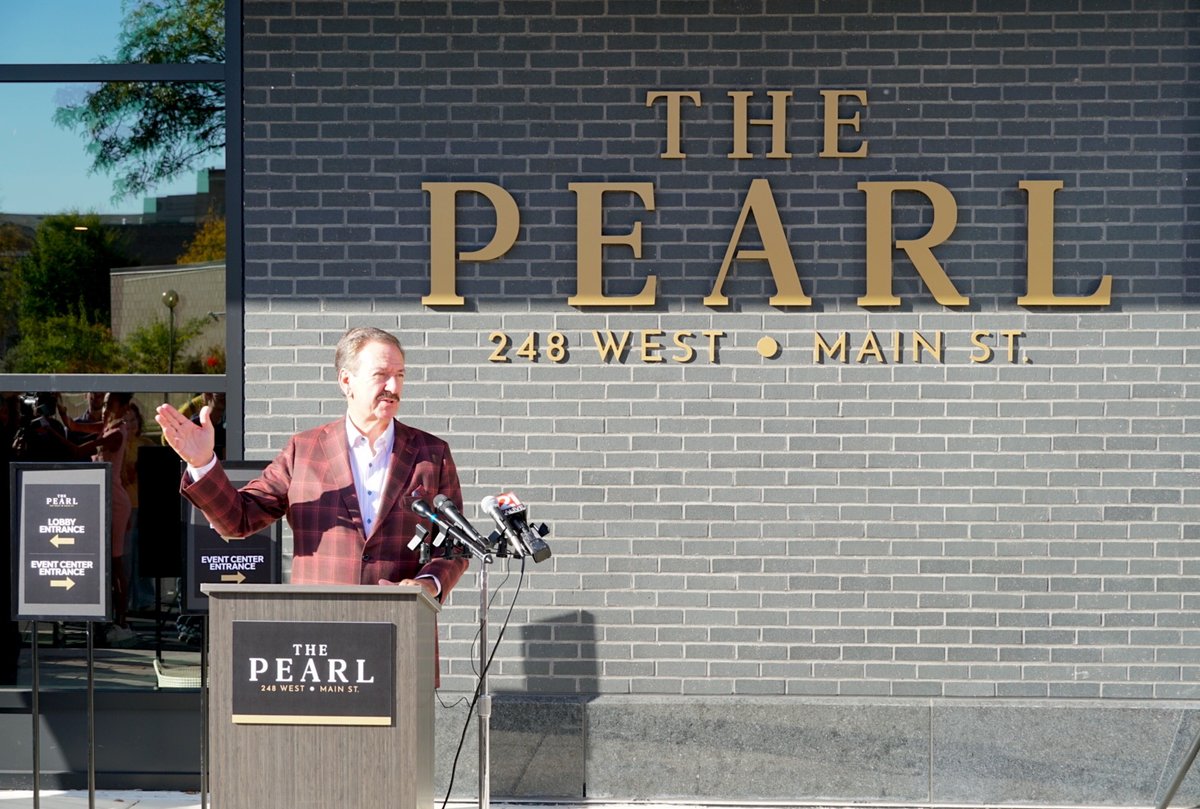 CFGFW's tweet image. Today, we joined friends throughout the community in celebrating the completion of The Pearl, a 7-story mixed-use development featuring ground floor commercial and event space, parking, residential, and live-work units in Downtown Fort Wayne! #DTFW