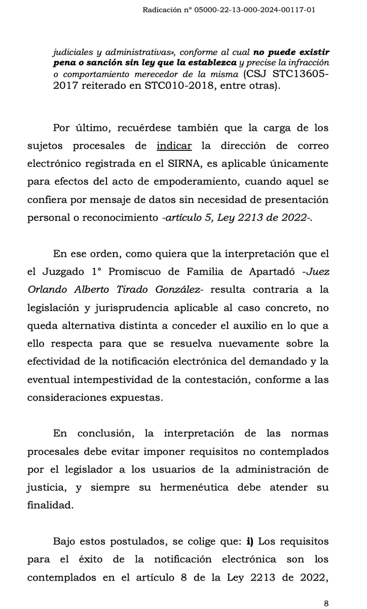 jairoparrac's tweet photo. POSIBILIDAD DE NOTIFICAR POR WHATSAPP O REDES SOCIALES. LEY 2213/22. CSJ (STC10279-2024): En esa oportunidad, tras interpretar el artículo 8 de la Ley 2213 de 2023 a la luz de los principios de orientan la temática e, incluso, de los pronunciamientos de la homóloga Corte Constitucional, se avaló la posibilidad de realizar dichos enteramientos por canales digitales distintos al correo electrónico, tales como redes sociales o aplicaciones como WhatsApp, entre otros; por supuesto, siempre y cuando se acredite la idoneidad de los mismos y, por tanto, la efectividad del acto procesal. 

De ahí que condicionar la validez de la notificación a su remisión mediante el correo electrónico indicado en la demanda o al registrado en el SIRNA por el apoderado del demandante, no solo comporta un requisito no previsto por el legislador, sino que desconoce la posibilidad que tienen los ciudadanos de notificar por otros medios disponibles en los tiempos que corren. 

Agréguese que tales disposiciones no consagran el efecto sancionatorio, según el cual, notificar desde un correo distinto al informado implica automáticamente la invalidez del acto procesal. Una interpretación en tal sentido resultaría lesiva a los derechos de las partes y contraria a lo predicado por esta Sala --⬇️⬇️--