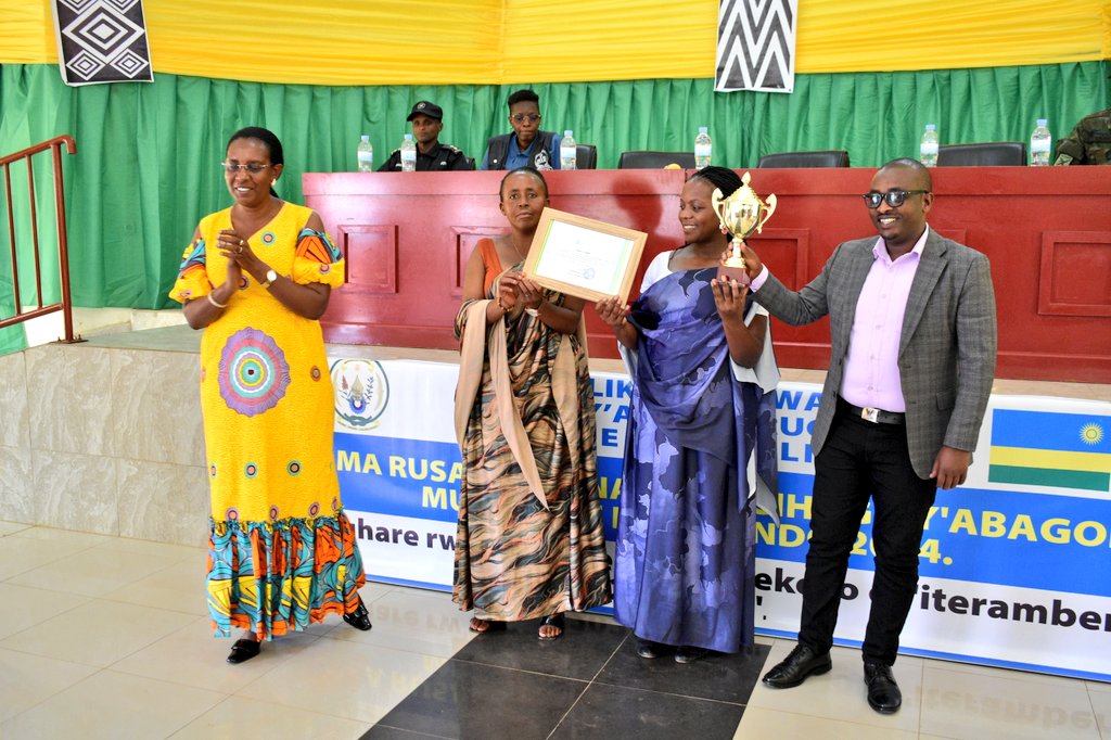 rulindodistrict's tweet image. Imirenge ya #Base, #Kisaro na #Tumba yashimiwe uburyo yahize iyindi mu kwesa imihigo y'Inama y'Igihugu y'abagore @rulindodistrict; ihabwa igikombe n'icyemezo cy'ishimwe. Muri iyi nama hasinywe imihigo y'Inama y'Igihugu y'abagore, y'umwaka wa 2024-2025, mu Karere ka Rulindo.