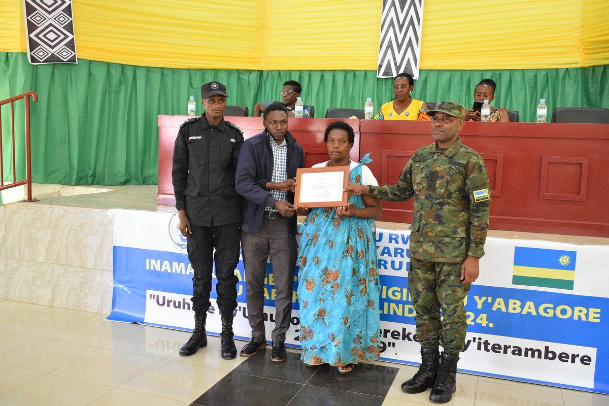 rulindodistrict's tweet image. Imirenge ya #Base, #Kisaro na #Tumba yashimiwe uburyo yahize iyindi mu kwesa imihigo y'Inama y'Igihugu y'abagore @rulindodistrict; ihabwa igikombe n'icyemezo cy'ishimwe. Muri iyi nama hasinywe imihigo y'Inama y'Igihugu y'abagore, y'umwaka wa 2024-2025, mu Karere ka Rulindo.