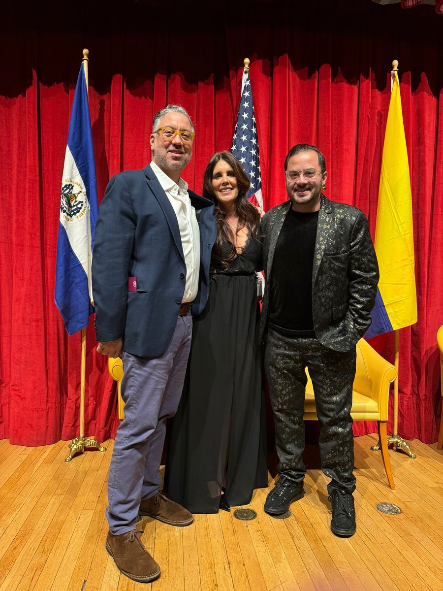 lauzommer's tweet photo. Gracias @borismunoz @FelipeEstefan y @Maggilista por compartir una noche de felicidad. Gracias #CabotPrizes @columbiajourn https://t.co/OA49eLoYk3