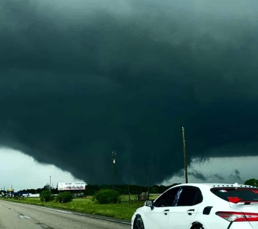 OopsYouMissed's tweet photo. MASSIVE TORNADO hitting Lakewood Park Florida right now. One of the biggest we’ve seen in Florida today and knocking out power to the entire area. Debris is being launched far in the air and heading towards Vero Beach. Lives are in immediate danger ⚠️ 

Take shelter NOW! https://t.co/crD3O8WM2Z