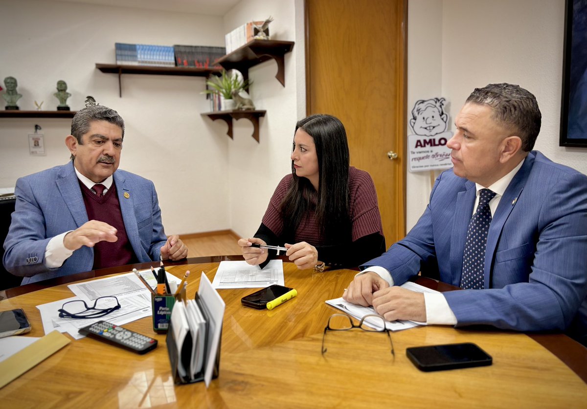 ruta5oficial's tweet photo. Trabajando en el fortalecimiento de nuestro movimiento, el Presidente Nacional @ManuelEspino, el Secretario General, @CarlosSarabiaC, y la Secretaria de Organización @KarlaGu851217, se reunieron para definir las acciones que seguirán impulsando a #Ruta5 en todo el país. 🙋🏽‍♀️🙌🏽🙋🏽‍♂️ https://t.co/CPCLmfxyia