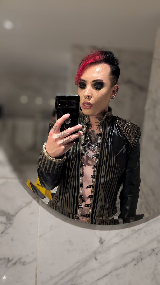 KURO_DXM's tweet photo. Selfies on the clock ⏳ https://t.co/YF2OuKBiIy