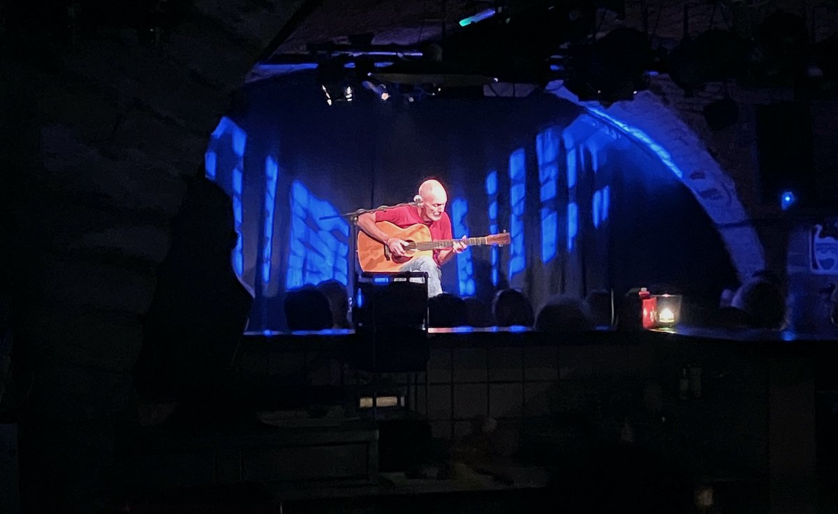 At the gates of the city: #peterratzenbeck at #gwölbbierundkultur #korneuburg 

>> stateofguitars.net/peter-ratzenbe…

#acoustic #fingerstyle #guitar #breezy #albatross #afrauwiadu #odyssee #nixissostü #bühnenwirtshäuser #korneuburgerbier #schiffkowitz #timhardin #angusyoung #stateofguitars