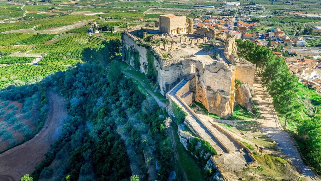 Senyor #JordiMolla, 

En #Montesa no somos 100 habitantes, ni tampoco somos una aldea. Som un poble xicotet i bonic on la vida passa ben tranquil·la.

Estem orgullosos de formar part d’ell. Tú sense cap mèrit ni treball tens un camí per un ‘simple’ capritxo.  #LaRevueltaTVE