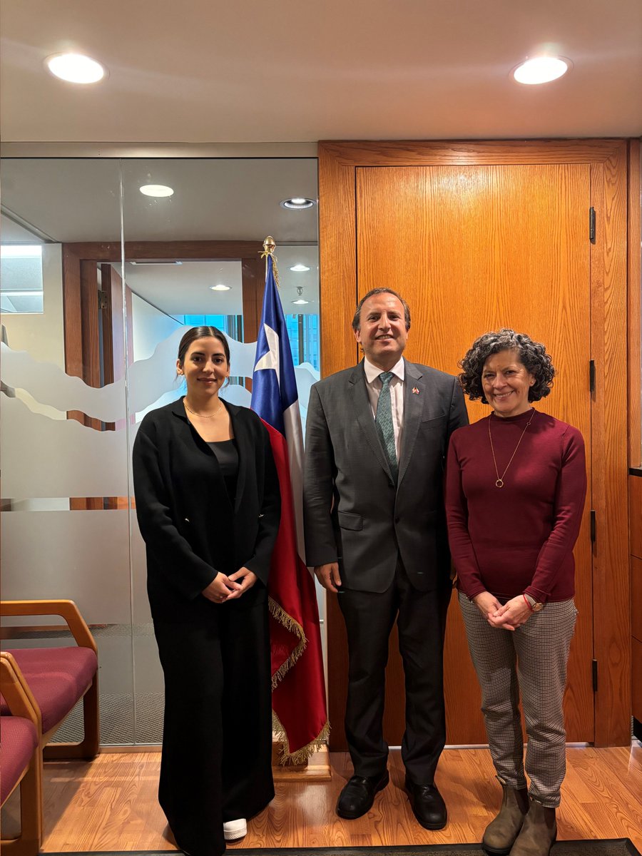 ⚙️El Cónsul General Allan Najum se reunió con la experta en minería <a href="/BrinoMining/">🇨🇦 Karina Briño 🇨🇱</a> y Natasha Kumari, VP <a href="/tersa_earth/">Tersa Earth</a>, ganadora del concurso 🇨🇦 #MICA - Aceleradora de la Innovación Minera, por el desarrollo de solución♻️tecnológica que recupera #metales y #desechosmineros 
🇨🇱 🤝🇨🇦