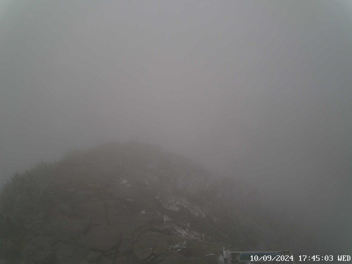 The 5:45 PM view from the summit of Whiteface: Fog and a light dusting of snow. It’s 30°F with a SW wind at 5 MPH, making it feel like 25°F.

#Adirondacks