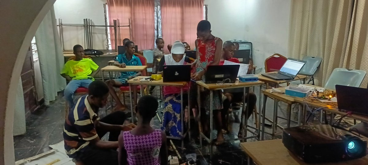 bitcoin_dua's tweet image. Today our students embark on a project to do smart waste using empty gallon and some robotic kits and write codes for controls. #CodingForDevelopment #Geyser #BitcoinCircularEconomy