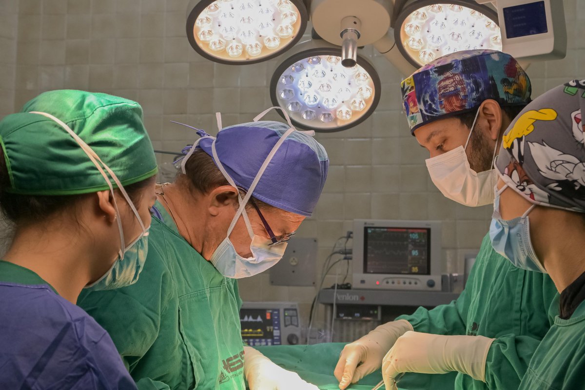 IESS_Manabi's tweet photo. #IESSteInforma | Con la finalidad de brindar a nuestros afiliados cirugías seguras, el Hospital General Portoviejo 🏥 realiza permanente mantenimiento de sus equipos para garantizar resultados satisfactorios en cada procedimiento. https://t.co/U6JAOirp0a