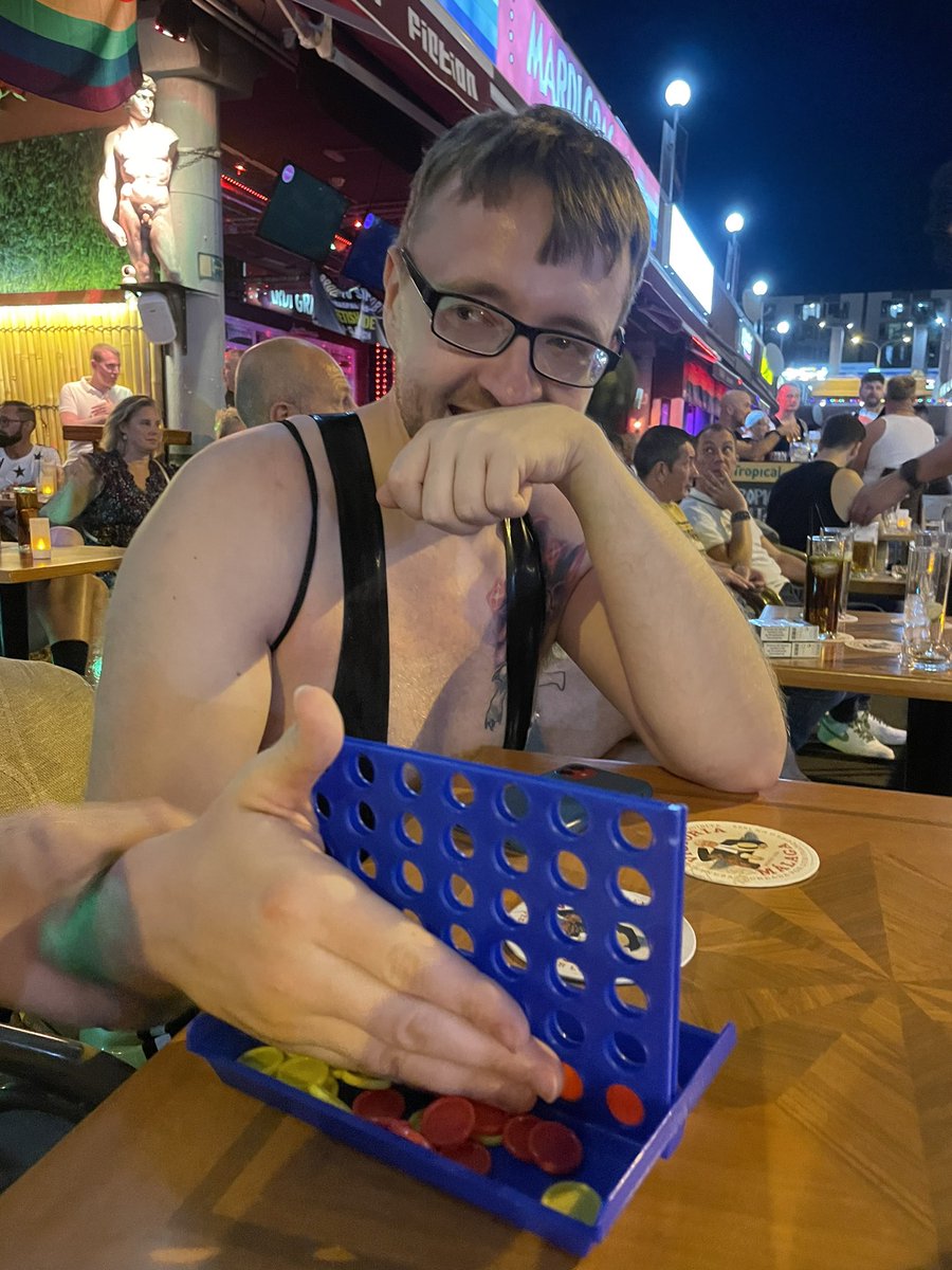 TheQuinto's tweet photo. The worst game of connect 4 ever played. (@kats_kink lost) https://t.co/pboBTyEHWI