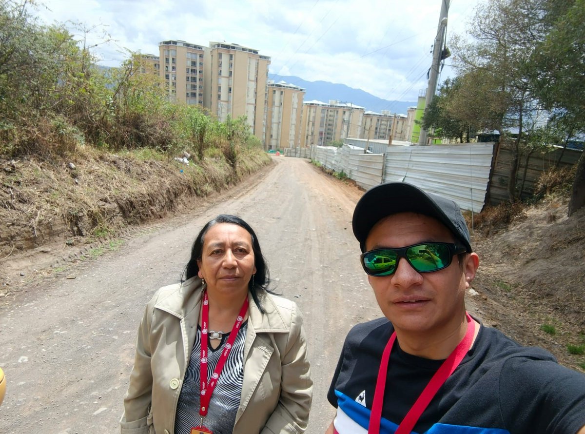 MariaPastora_p's tweet photo. Logramos compromisos importantes para el bienestar de la comunidad de Mapachico. 🏞️ Hoy inspeccionamos la limpieza de cunetas en un tramo de 500 metros lineales. 🚧 ¡Seguimos trabajando por mejorar nuestras vías y el entorno! 💪🌱#CompromisoConLaComunidad #Mapachico https://t.co/2YAKH7EeFW