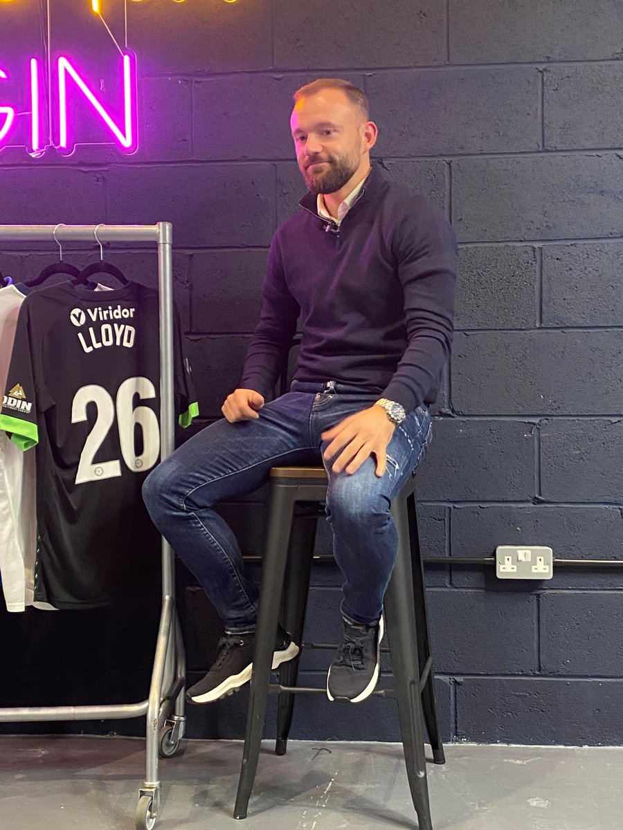 RedHatter3's tweet image. A fabulous evening with @dannylloyd1, some great stories with an absolute County legend and top bloke. Hosted brilliantly by @countyshirts and @SK3TVPod. 29 goals in a season isn’t getting beat anytime soon!