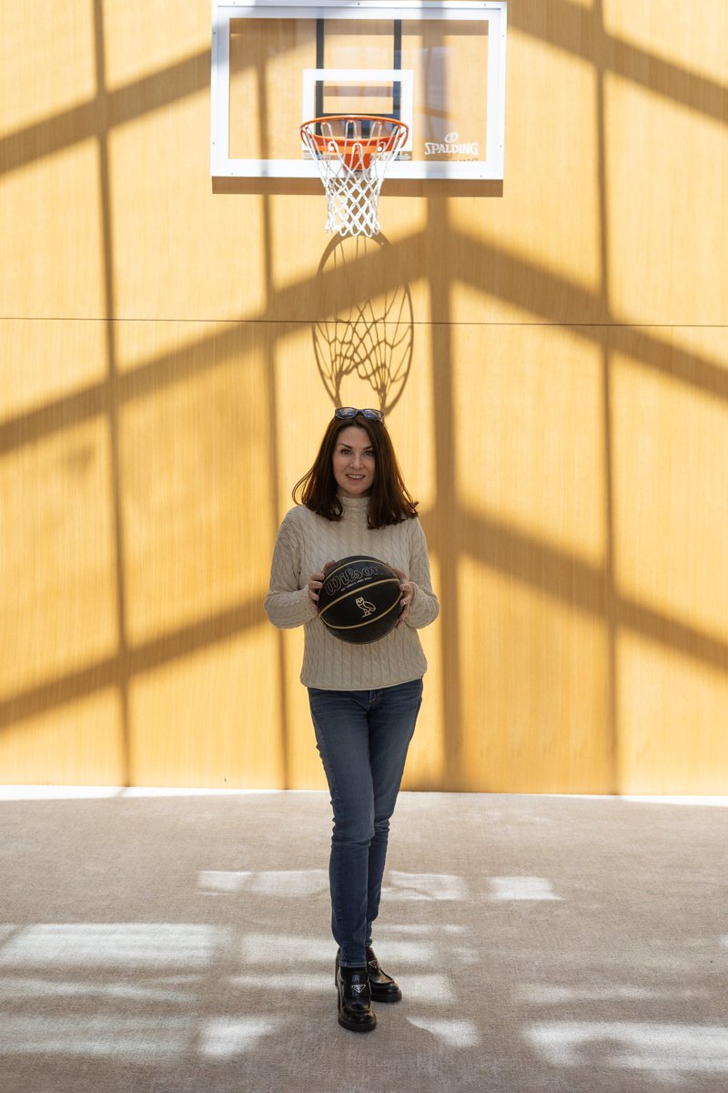 laurimstudio's tweet image. And how could I resist trying out the indoor basketball court? Let’s just say my dunking skills are still a work in progress! 🏀🏡

Always great working with SHL Designs &amp;amp; BTC Builders Inc!

#LauriMorrisonStudio #LuxuryHome #LuxuryLiving #HouseGoals #Architect #HomeDesigner