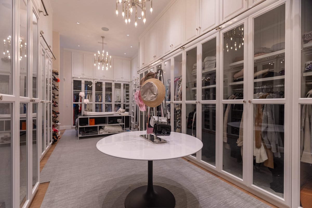 laurimstudio's tweet image. And how could I resist trying out the indoor basketball court? Let’s just say my dunking skills are still a work in progress! 🏀🏡

Always great working with SHL Designs &amp;amp; BTC Builders Inc!

#LauriMorrisonStudio #LuxuryHome #LuxuryLiving #HouseGoals #Architect #HomeDesigner