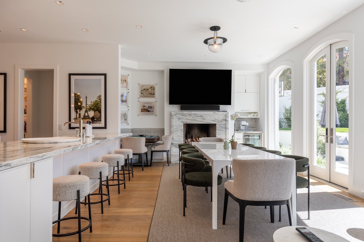 laurimstudio's tweet image. And how could I resist trying out the indoor basketball court? Let’s just say my dunking skills are still a work in progress! 🏀🏡

Always great working with SHL Designs &amp;amp; BTC Builders Inc!

#LauriMorrisonStudio #LuxuryHome #LuxuryLiving #HouseGoals #Architect #HomeDesigner