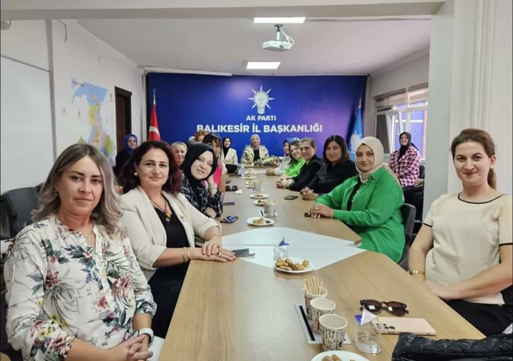 akadinaltieyll's tweet photo. Ak Parti Balıkesir İl Başkanımız Mehmet Aydemir ’in katılımı ile  İl Kadın Kolları Başkanımız Meral Cengiz Başkanlığında İlçe Başkanları toplantımızı gerçekleştirdik. Kongre süreci ile ilgili istişareler de bulunduğumuz toplantımız hayırlara vesile olsun inşallah.
@aysekesir https://t.co/ekE425R4Rv