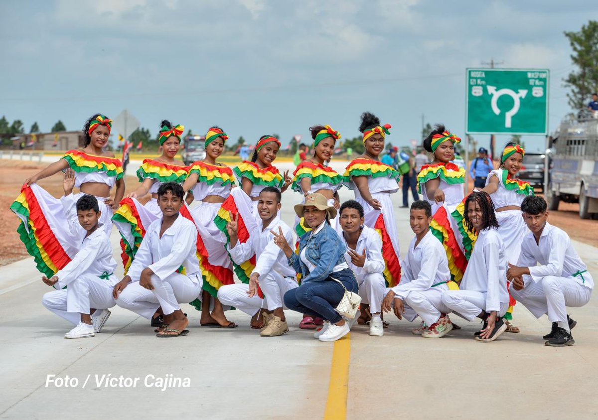 🚧 🥳 MTI || INAUGURACIÓN

Este miércoles 9 de Octubre, nuestro Gobierno de Reconciliación y Unidad Nacional, entregó a las Familias de la RACCN, el Tramo II de la Carretera Sahsa - Puerto Cabezas, de 28 kilómetros de longitud. 

#FSLN
#Nicaragua
#ManaguaSandinista