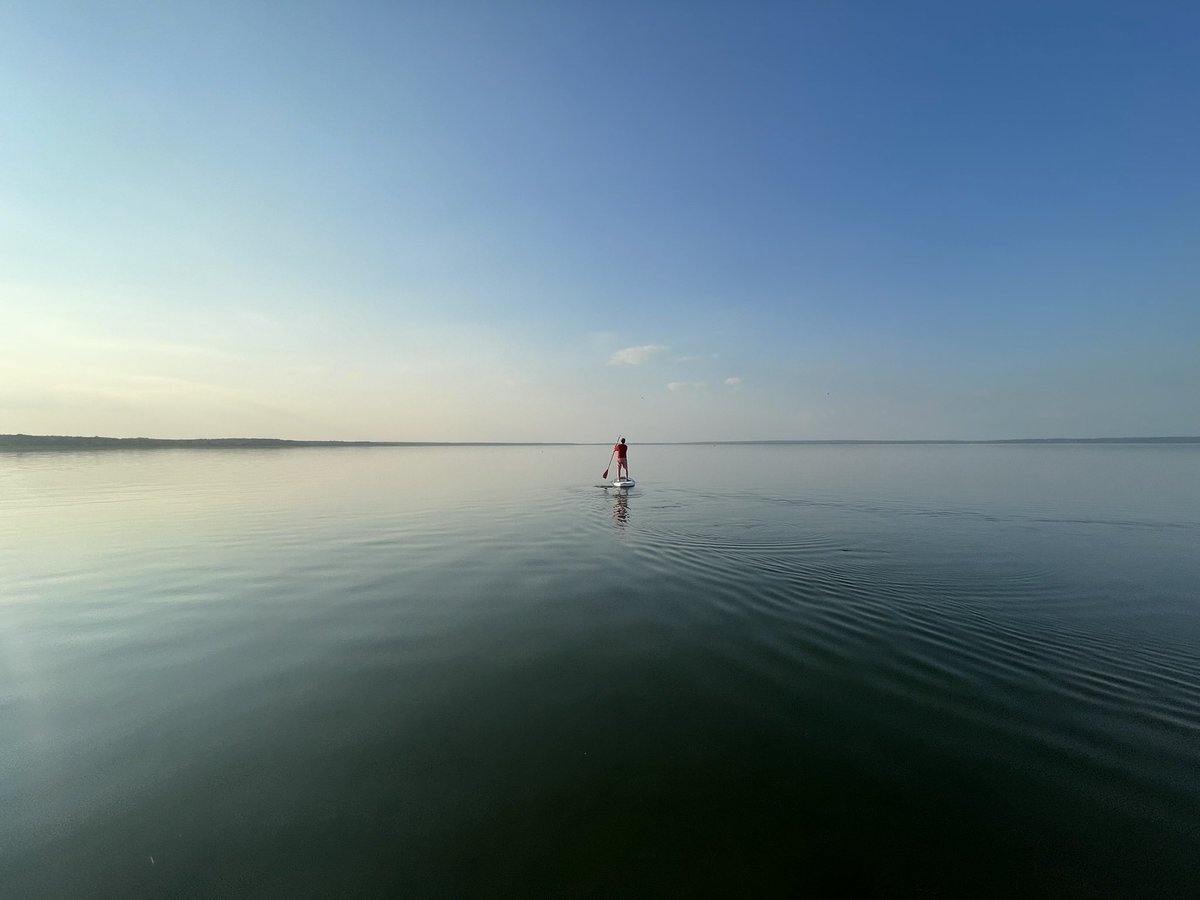 Иногда все бывает абсолютно серым. А потом ты смотришь с воды закат, переливающийся всеми возможными красками