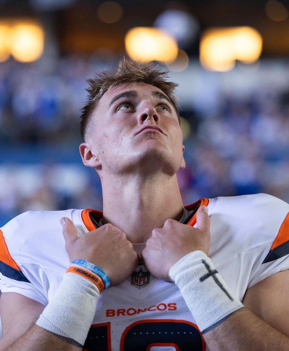 MLFootball's tweet photo. POWERFUL: #Broncos rookie QB Bo Nix wears a big cross on his sleeve every game for HONOR GOD &amp; his faith.

“My faith is really important to me. I’ve always been a faith-based person. I believe that God has a plan for me and my life.”

“You just have to trust and believe.”

🙌🙌 https://t.co/tP1k41fq4h