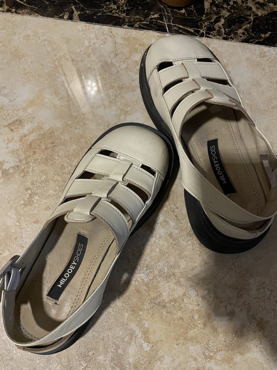 《投稿》  小姨子的鞋，舔起来是皮革的苦涩味和脚汗的咸味掺杂  没来得及打胶 只舔了舔也很满足了  #射鞋 #恋足 #扫楼打胶 https://t.co/2nwhgUtv3M