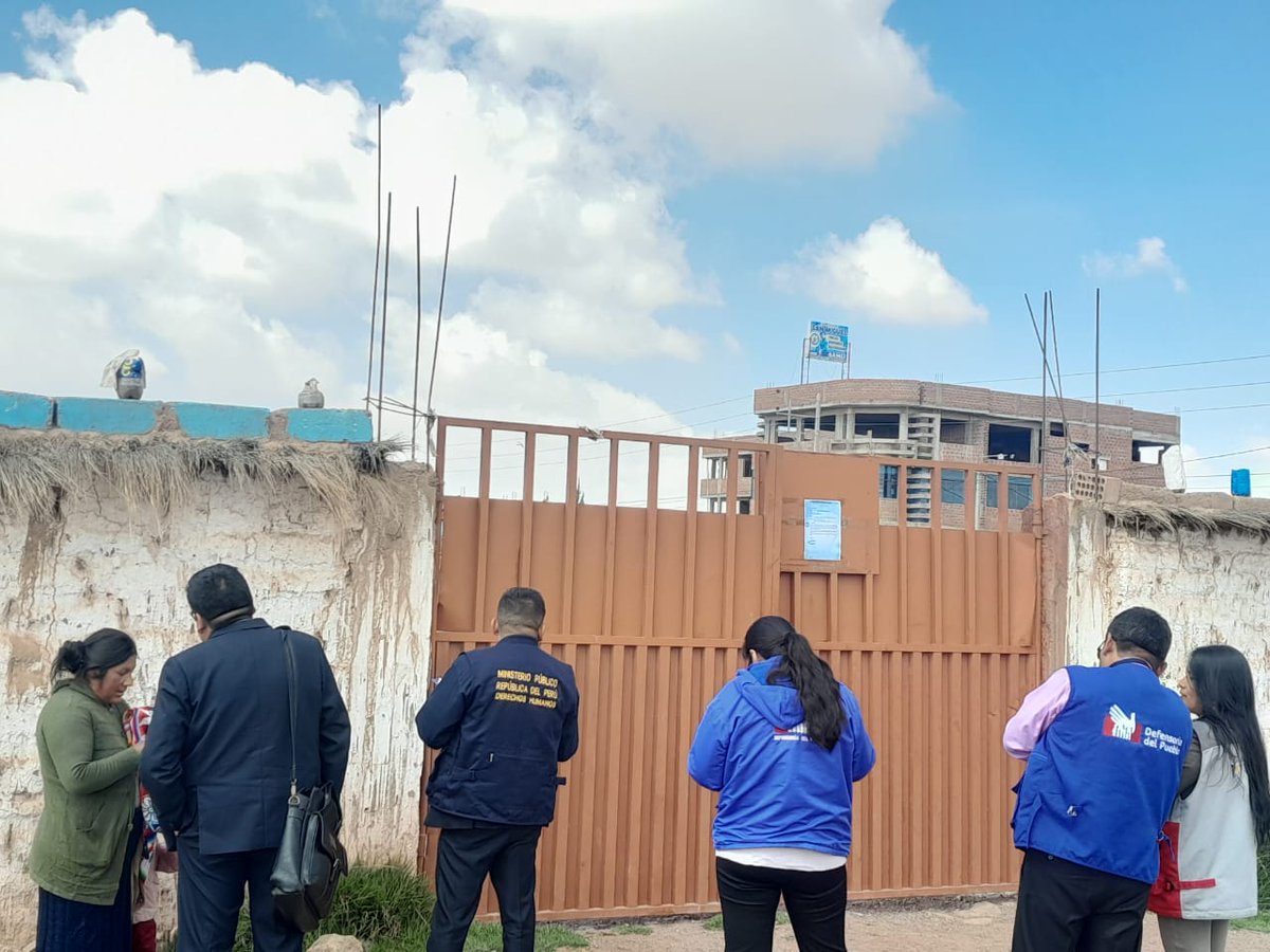 Defensoria_Peru's tweet photo. #Puno Ante caso de cobro indebido en I. E. S. San Isidro Ccacachi - Juliaca por traslado de un estudiante a otra escuela, acudimos junto a la UGEL San Roman y @FiscaliaPeru a solicitar al director del plantel que proceda a entregar los documentos sin ningún pago previo. (1/2) https://t.co/xngwtW6aXl