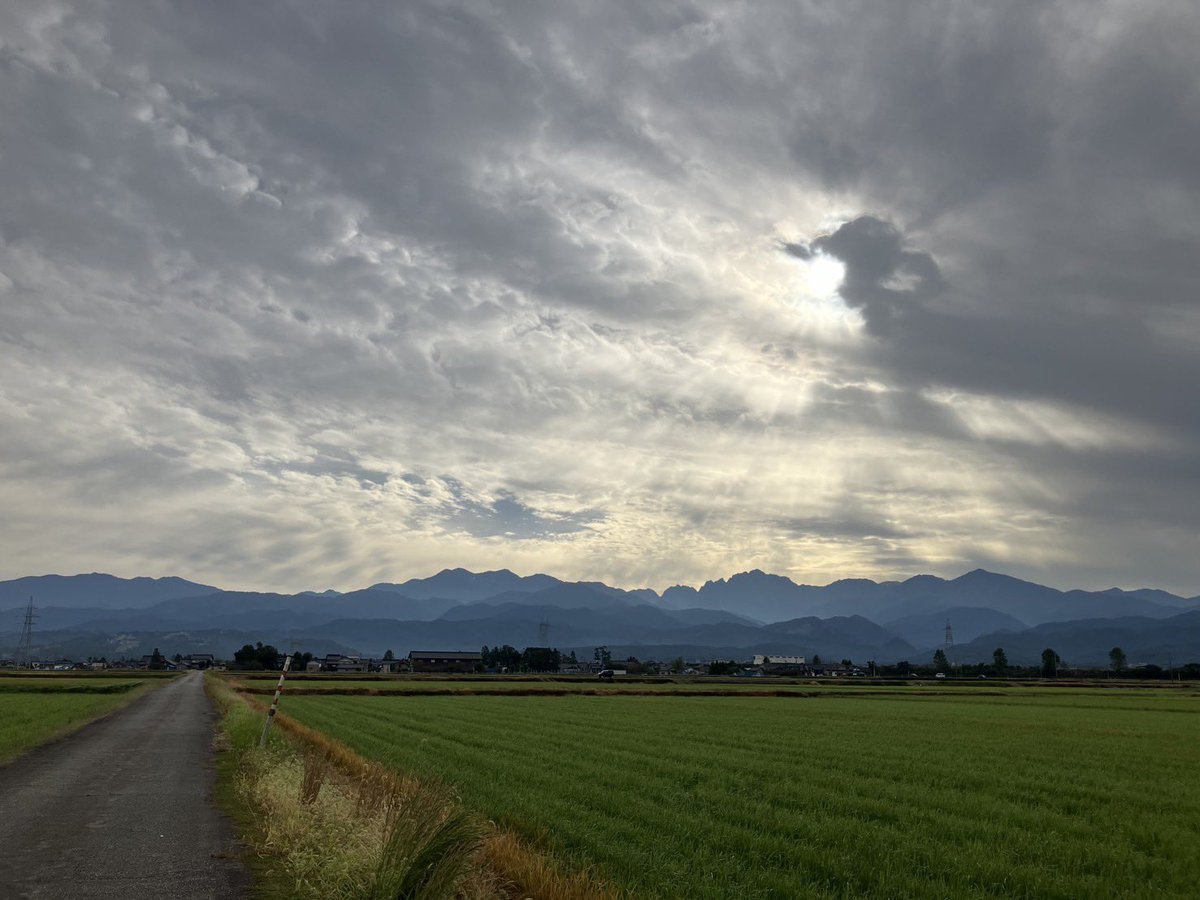 Doormen_hero's tweet photo. おはメン🦸‍♂️
#富山市 は晴れ☀️

朝が寒くなり、立山連峰が綺麗に見える季節が近づいてまいりました🏔️

#イマソラ
#HERO 

#普通の富山
#企業公式つぶやき部 
#企業公式が毎朝地元の天気を言い合う
#企業公式秋のフォロー祭り
#企業公式相互フォロー https://t.co/25oCl6b94v