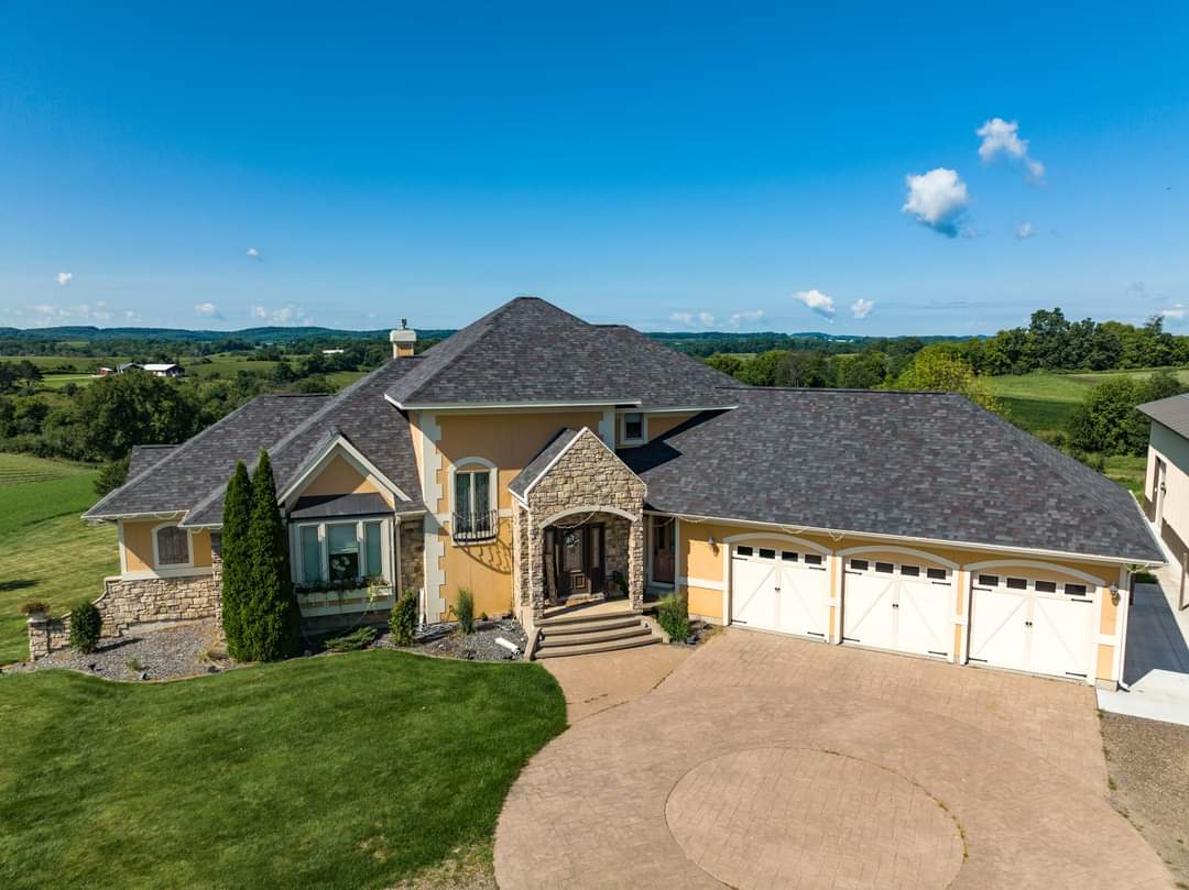 KickapooRoofing's tweet image. Two homes, two stunning transformations, both completed with Malarkey Roofing Products!

Both homeowners chose the perfect style and color to complement their homes.  
No matter where you are, we use only the highest quality materials to ensure your roof is built to last and to…