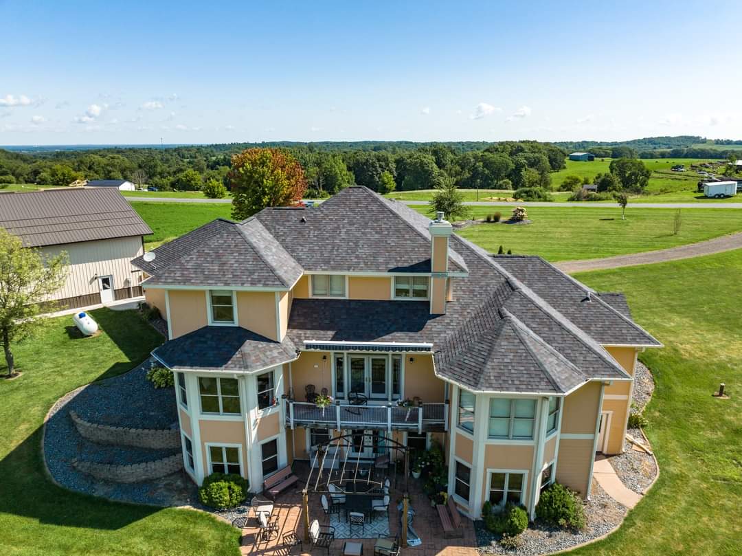 KickapooRoofing's tweet image. Two homes, two stunning transformations, both completed with Malarkey Roofing Products!

Both homeowners chose the perfect style and color to complement their homes.  
No matter where you are, we use only the highest quality materials to ensure your roof is built to last and to…