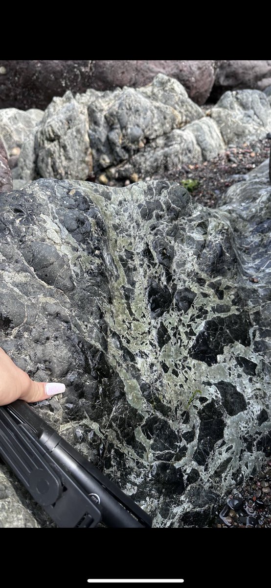scotgeologist's tweet image. The rocks you can find here represent an old oceanic piece of crust that’s been obducted onto the continental crust during the Caledonian orogeny - I have a wee trip planned here for next Wednesday if anyone’s interested that involves looking at these rocks -…