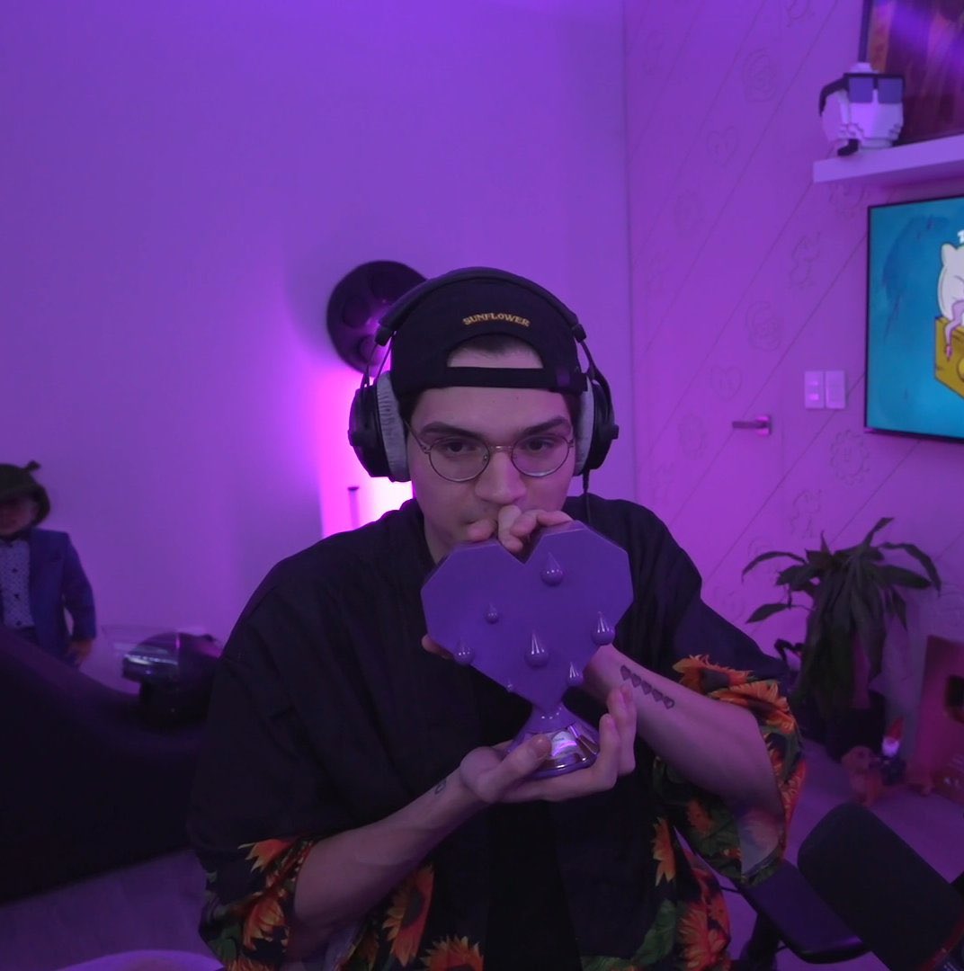 infoElMariana's tweet photo. 📸 || Ya le llegó sus placas de Twitch, 5M y 50M de horas vistas 💜💜 https://t.co/TaWEeGB08n