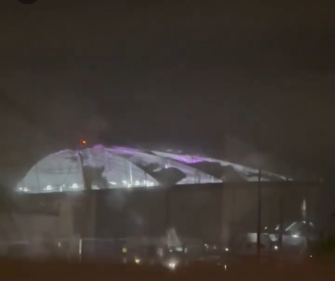 Oh man. 

Just saw the roof has been blown off on Tropicana Field in St. Petersburg by Hurricane Milton.

It’s being used as a shelter for first responders and National Guard troops to help give aid after the storm.

I hope everyone is alright! 🥺