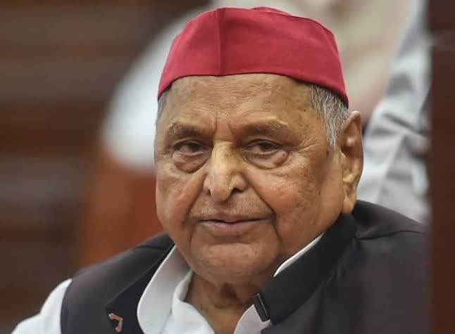 JaikyYadav16's tweet photo. मेरे गांव और सैफई के बीच 8 किलोमीटर की दूरी है। बात है लगभग 1960 की, मेरे गांव में दंगल लगा हुआ था मुलायम सिंह यादव लड़ने आए थे, उनकी कुश्ती मेरे गांव के पहलवान इतवारी कठेरिया से हुई। 

इतवारी जी ने मुलायम सिंह यादव जी को हरा दिया।

समय बीता फिर 1977 में मुलायम सिंह यादव जी सहकारिता मंत्री बनते हैं। उनका उसी वर्ष मेरे गांव में आना हुआ वो मंच पर बैठे थे उन्हें याद आया कि वो यहां एक कुश्ती हार के गए थे, चूंकि नेता जी पहलवान के तौर पर बहुत कम कुश्ती हारे थे तो ये हारने वाली कुश्ती उन्हें याद थी। 

उन्होंने तुरंत इतवारी कठेरिया को बुलाने को कहा फिर इतवारी कठेरिया बुलाए गए और उन्हें मुलायम सिंह जी ने अपने बगल की कुर्सी पर बैठाया और उनसे घंटों बातें कीं फिर जाते जाते उनसे कहा मिलते रहा करो।

सामाजिक न्याय की भावना नेता जी में पहले से ही कूट कूट कर भरी थी। ये अपने श्रद्धेय नेता जी के ऐसे किस्से गूगल पर नहीं मिलते हैं कभी कभी बुजुर्गों में बैठना होता है तो ऐसे बहुत से किस्से वो सुनाते हैं।

आज श्रद्धेय नेता जी की द्वितीय पुण्यतिथि है। उन्हें कोटि कोटि नमन करता हूं।