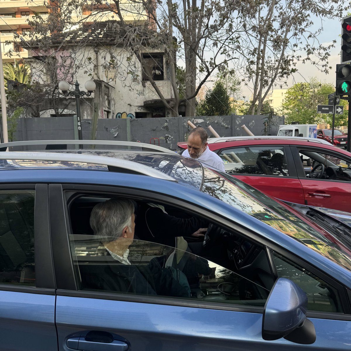mjerrazurizt's tweet photo. Entregando volantes con mis propuestas en el semáforo de Holanda con Pocuro en #Providencia. Agradecido del recibimiento y la buena onda de los vecinos de Provi. #DerechamenteSeguros https://t.co/N0rt1KY006