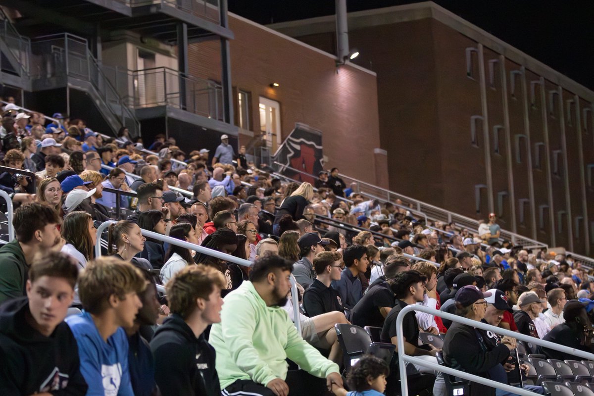 Thank you fans!

Tonight's crowd ranks 5th in Omaha Men's Soccer history with 1,542 fans at our match against Creighton!

#GoMavs