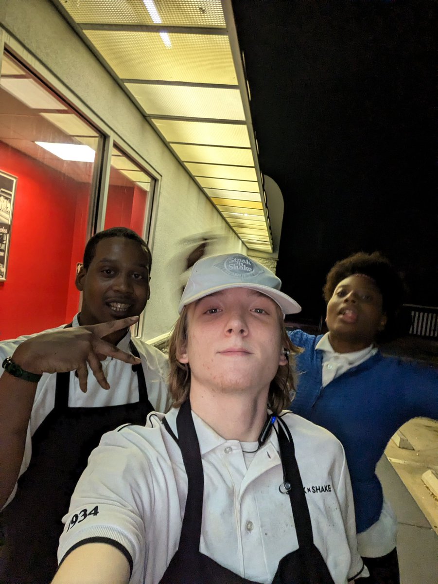 SeanThomasFL's tweet photo. Tonight was probably the busiest shift we all had today in our span of working at this location.

At the end of the day, we had an amazing time working together and serving customers. These guys will forever be friends of mine! Beyond co-workers! #FastFoodLife #TLH https://t.co/fbFVZkGuRr