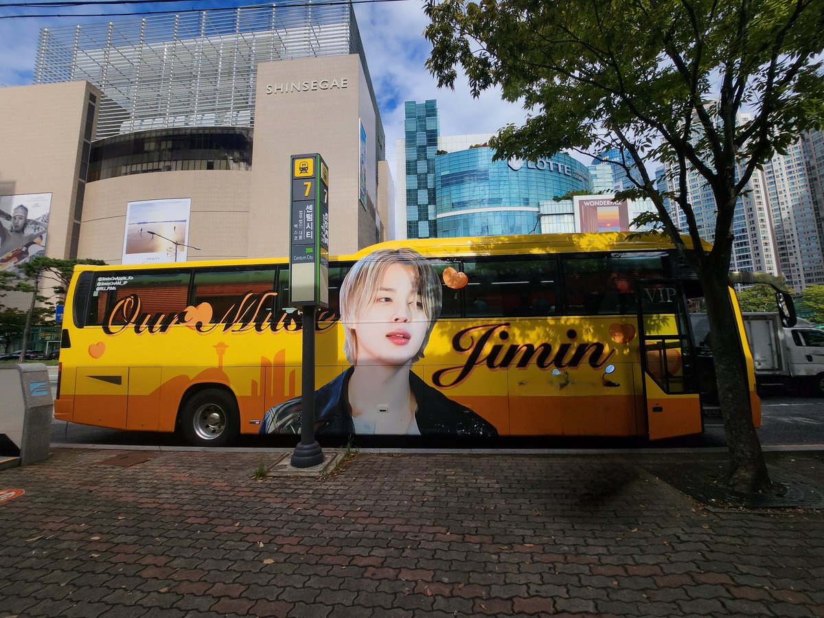 1013with_jimin's tweet photo. 부산지민버스 오전 자봉 중.
일본팬분이 치미머리띠 보고
귀엽데요.🤣
지민버스 색감이 쨍해서 눈에 띄고
예뻐요👍
기사님 따님도 팬이라시며 
엽서랑 티켓 가져가시고😁
좌석 여유 있으니 많이 이용하세요🙆‍♀️
얼굴 사진 이용다한다는 제보있어
삭제했어요.ㅠ

#BusanJiminBus 
#HelloJimtober 
#JIMIN https://t.co/sx4EEsO7lq