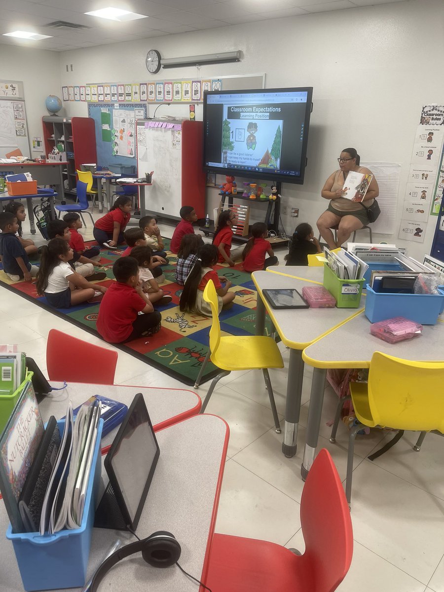 mamccorcle's tweet photo. Celebrating Hispanic Heritage month with Leamos Juntos readers &amp; performances. @DISDREO @DISD_Libraries @dallasschools https://t.co/x0gVhaQa60