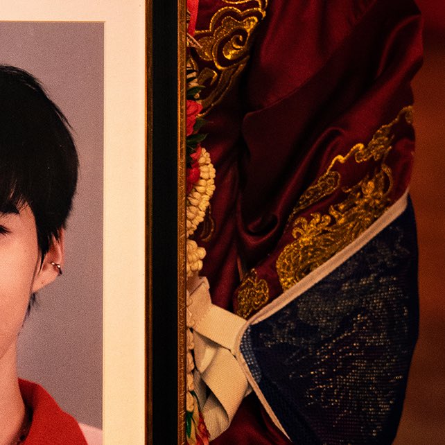 อยากรู้ว่างานแต่งในประเทศไทยมีแบบนี้มั้ย จากโปสคือใส่เป็นชุดแต่งงานแบบจีน แต่หน้าผากมีเจิมหน้าผากกับพวงมาลัยห้อยคอแบบคนไทย #ซองแดงแต่งผี