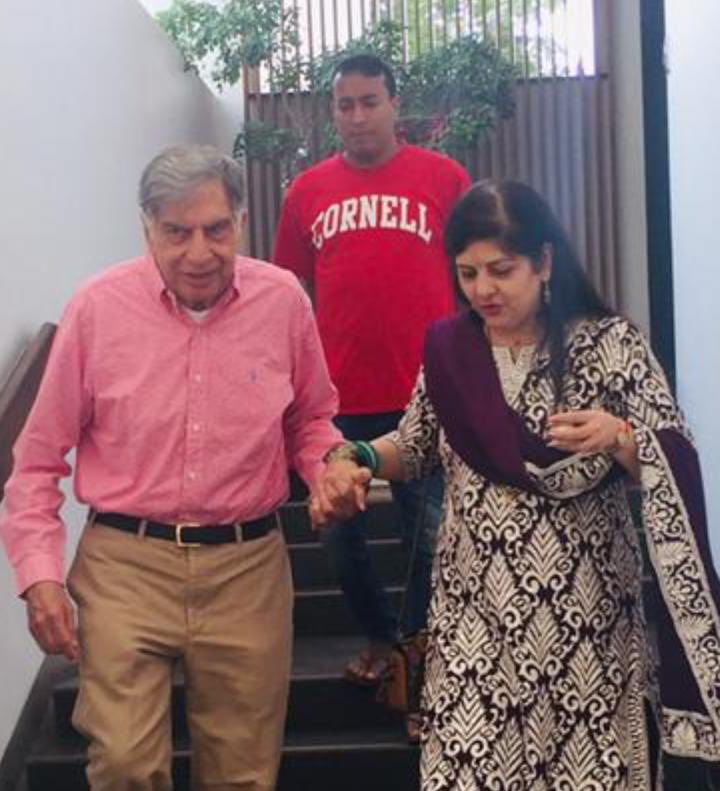 रतन टाटा यांचं निधन झालं. जवळपास १५६ वर्षांची परंपरा असलेल्या एका उद्योग समूहाला ज्यांनी खऱ्या अर्थाने एकविसाव्या शतकांत आणलं आणि 'टाटा' ही नाममुद्रा ज्यांनी जगभर नेली ती रतन टाटांनी. 
बरं, हे सगळं करताना एखाद्या योगी माणसाची स्थितप्रज्ञताच ठेवायची ही टाटा समूहाची शिकवण पूर्णपणे